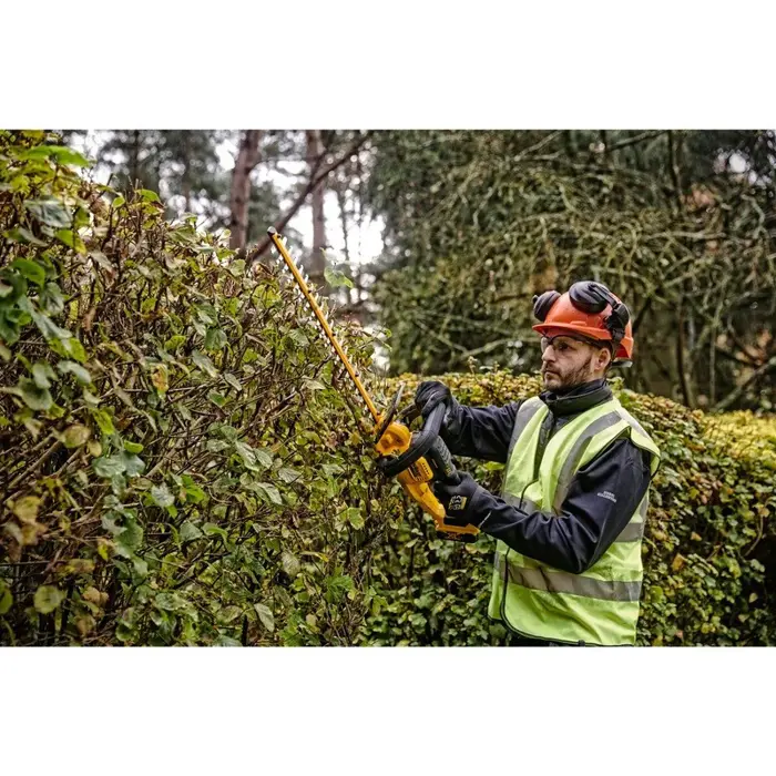 18v-xr-brushless-hedge-trimmer-55cm-carton-56616-wlononwcr0363.webp