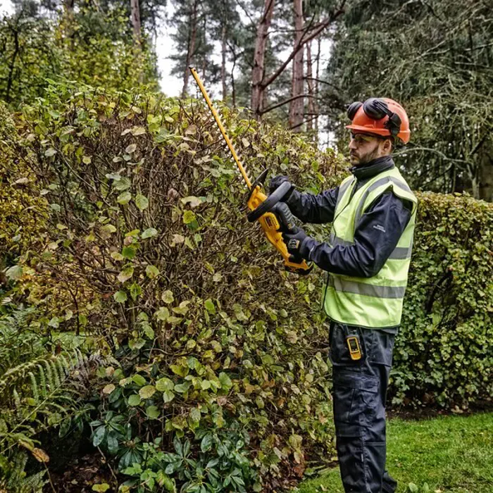 18v-xr-brushless-hedge-trimmer-55cm-carton-87928-wlononwcr0363.webp