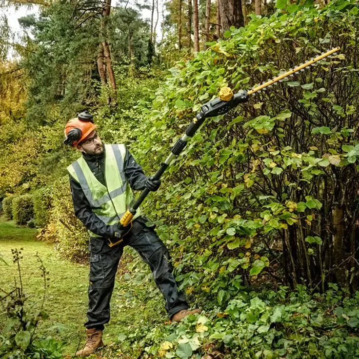 18v-xr-pole-shears-55-boom-up-to-335m-cardboard-60697-wlononwcrcht5.webp