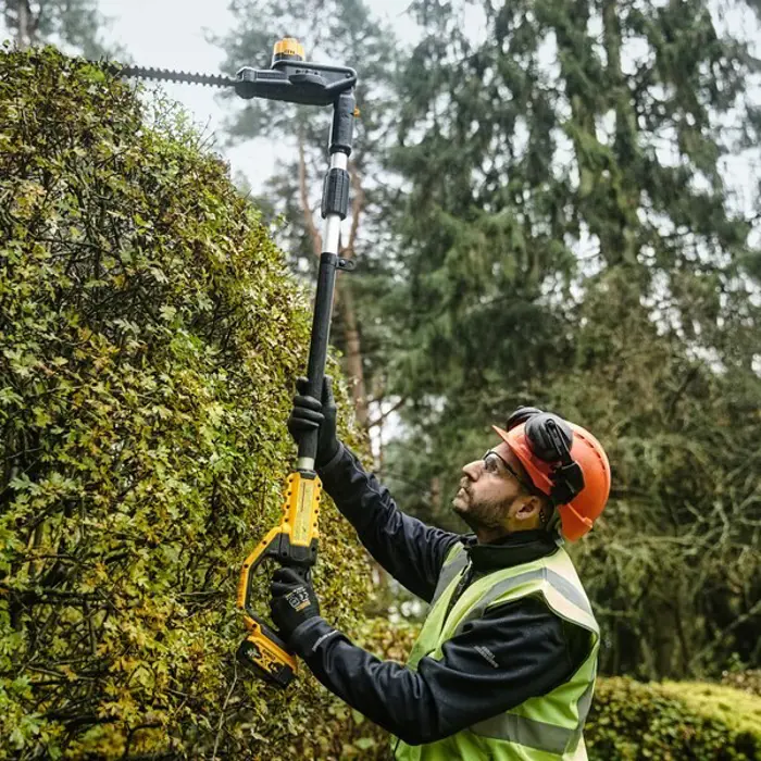 18v-xr-pole-shears-55-boom-up-to-335m-cardboard-63580-wlononwcrcht5.webp