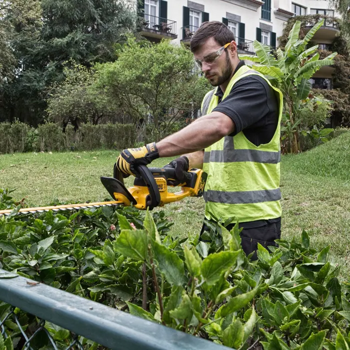 dewalt-dcm563p1-qw-power-hedge-trimmer-single-blade-34-kg-56880-wlononwcraiso.webp