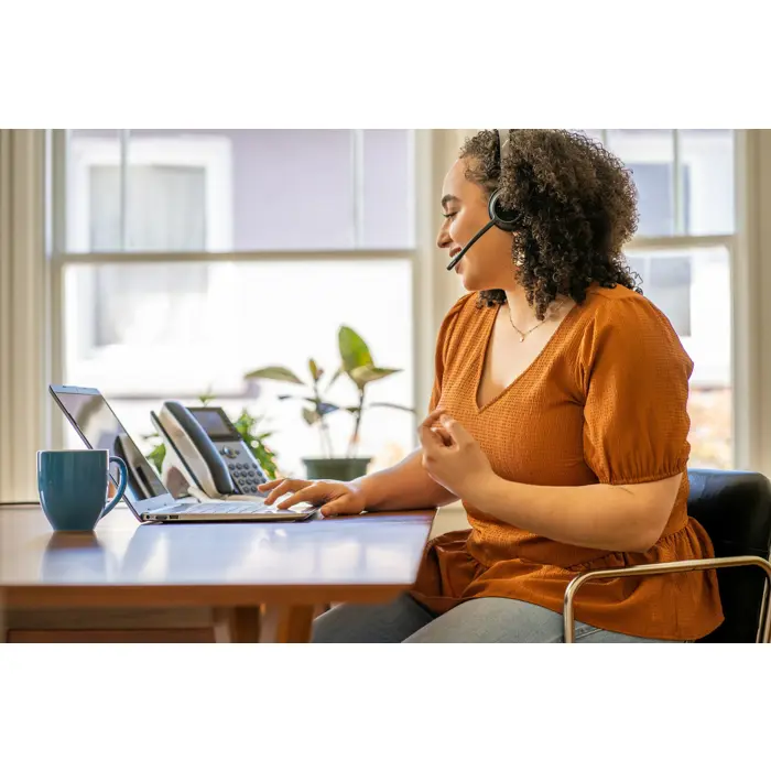 poly-voyager-4320-microsoft-teams-certified-usb-c-headset-bt-562-wlononwcrfiwl.webp